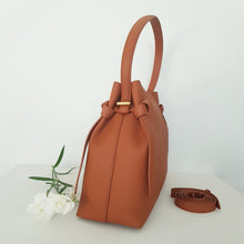 Lataa kuva Galleria-katseluun, ALESSIA on tyylikäs ja tilava nahkalaukku premium-vasikannahasta. Selkeä muoto ja laadukas nahka tekevät siitä ajattoman kumppanin arkeen ja kaupunkipäiviin.