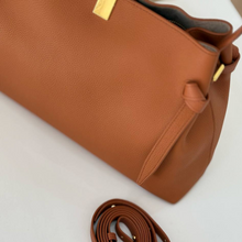 Lataa kuva Galleria-katseluun, ALESSIA on tyylikäs ja tilava nahkalaukku premium-vasikannahasta. Selkeä muoto ja laadukas nahka tekevät siitä ajattoman kumppanin arkeen ja kaupunkipäiviin.