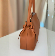 Lataa kuva Galleria-katseluun, ALESSIA on tyylikäs ja tilava nahkalaukku premium-vasikannahasta. Selkeä muoto ja laadukas nahka tekevät siitä ajattoman kumppanin arkeen ja kaupunkipäiviin.