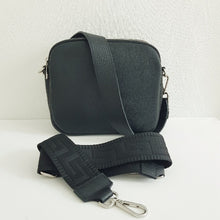 Lataa kuva Galleria-katseluun, ALEXA crossbody nahkalaukku hopeilla lukoilla ja koristehihnalla