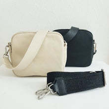 Lataa kuva Galleria-katseluun, Tyylikäs ja tilava ALEXA nahkalaukku kolmella hihnalla. Laukussa on kaksi vetoketjullista taskua ja keskellä avotasku magneettilukituksella. Väri: luonnonvalkoinen ja musta. Koko: pituus 23 cm, korkeus 20 cm, syvyys 10 cm- Valmistusmaa: Italia