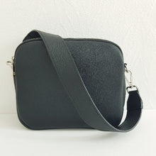 Lataa kuva Galleria-katseluun, ALEXA crossbody nahkalaukku hopeilla lukoilla ja koristehihnalla