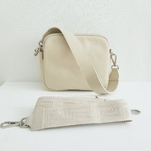 Lataa kuva Galleria-katseluun, Etsitkö tyylikästä ja käytännöllistä laukkua arkeen? Tämä ALEXA kaunokainen on juuri sitä mitä tarvitset! Materiaali on kestävää ja laadukasta aitoa nahkaa.