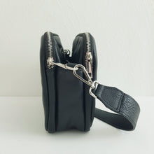 Lataa kuva Galleria-katseluun, ALEXA crossbody nahkalaukku hopeilla lukoilla ja koristehihnalla