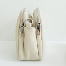 Lataa kuva Galleria-katseluun, Etsitkö tyylikästä ja käytännöllistä laukkua arkeen? Tämä ALEXA kaunokainen on juuri sitä mitä tarvitset! Materiaali on kestävää ja laadukasta aitoa nahkaa.