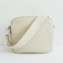 Lataa kuva Galleria-katseluun, Etsitkö tyylikästä ja käytännöllistä laukkua arkeen? Tämä ALEXA kaunokainen on juuri sitä mitä tarvitset! Materiaali on kestävää ja laadukasta aitoa nahkaa.