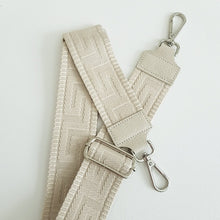 Lataa kuva Galleria-katseluun, Tyylikäs ja tilava ALEXA nahkalaukku kolmella hihnalla. Laukussa on kaksi vetoketjullista taskua ja keskellä avotasku magneettilukituksella. Väri: luonnonvalkoinen ja musta. Koko: pituus 23 cm, korkeus 20 cm, syvyys 10 cm- Valmistusmaa: Italia