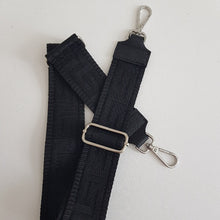 Lataa kuva Galleria-katseluun, ALEXA crossbody nahkalaukku hopeilla lukoilla ja koristehihnalla