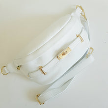 Lataa kuva Galleria-katseluun, Upea tyyliltään ja käytännöllinen kooltaan ALICE crossbody vyö-olkalaukku. Laukussa on säädettävä hihna, kullanväriset metalliosat, vetoketjulukitus, edessä kultainen koristelukko ja takana vetoketjullinen tasku.