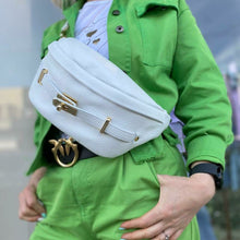 Lataa kuva Galleria-katseluun, Upea tyyliltään ja käytännöllinen kooltaan ALICE crossbody vyö-olkalaukku. Laukussa on säädettävä hihna, kullanväriset metalliosat, vetoketjulukitus, edessä kultainen koristelukko ja takana vetoketjullinen tasku.