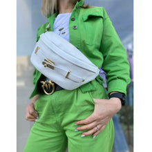 Lataa kuva Galleria-katseluun, Upea tyyliltään ja käytännöllinen kooltaan ALICE crossbody vyö-olkalaukku. Laukussa on säädettävä hihna, kullanväriset metalliosat, vetoketjulukitus, edessä kultainen koristelukko ja takana vetoketjullinen tasku.