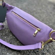 Lataa kuva Galleria-katseluun, Upea tyyliltään ja käytännöllinen kooltaan ALICE crossbody vyö-olkalaukku. Laukussa on säädettävä hihna, kullanväriset metalliosat, vetoketjulukitus, edessä kultainen koristelukko ja takana vetoketjullinen tasku.