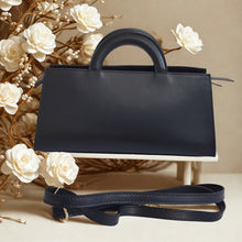 Lataa kuva Galleria-katseluun, Tyylikäs ALIINA nahkalaukku kullanvärisillä yksityiskohdilla. Saatavilla mustana ja valkoisena. Italialaista laatua, ajaton muotoilu ja käytännölliset yksityiskohdat.