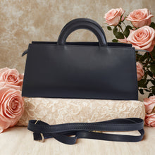 Lataa kuva Galleria-katseluun, Tyylikäs ALIINA nahkalaukku kullanvärisillä yksityiskohdilla. Saatavilla mustana ja valkoisena. Italialaista laatua, ajaton muotoilu ja käytännölliset yksityiskohdat.