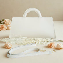 Lataa kuva Galleria-katseluun, ALIINA nahkalaukku – italialaista eleganssia. Minimalistinen mutta huomiota herättävä nahkalaukku, jossa yhdistyvät käytännöllisyys ja klassinen tyyli. Laukun etuosaa koristaa näyttävä kullanvärinen solkiyksityiskohta, joka tuo kokonaisuuteen ripauksen ylellisyyttä.