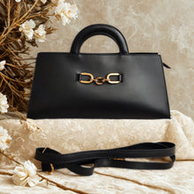 Lataa kuva Galleria-katseluun, Tyylikäs ALIINA nahkalaukku kullanvärisillä yksityiskohdilla. Saatavilla mustana ja valkoisena. Italialaista laatua, ajaton muotoilu ja käytännölliset yksityiskohdat.