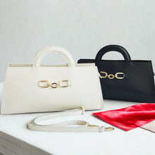 Lataa kuva Galleria-katseluun, Tyylikäs ALIINA nahkalaukku kullanvärisillä yksityiskohdilla. Saatavilla mustana ja valkoisena. Italialaista laatua, ajaton muotoilu ja käytännölliset yksityiskohdat.