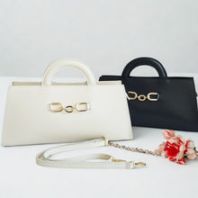 Lataa kuva Galleria-katseluun, ALIINA nahkalaukku – italialaista eleganssia. Minimalistinen mutta huomiota herättävä nahkalaukku, jossa yhdistyvät käytännöllisyys ja klassinen tyyli. Laukun etuosaa koristaa näyttävä kullanvärinen solkiyksityiskohta, joka tuo kokonaisuuteen ripauksen ylellisyyttä.