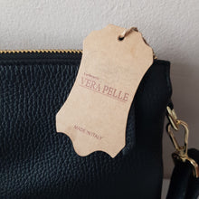 Lataa kuva Galleria-katseluun, AMALIA on tilava ja tyylikäs crossbody-laukku, jossa yhdistyvät ajaton muotoilu ja italialainen laatu. Laukku suljetaan vetoketjulla, ja sisällä on kolme osastoa, jotka helpottavat tavaroiden järjestämistä. Sisällä on lisäksi pieni vetoketjullinen tasku tärkeimmille pikkutavaroille.
