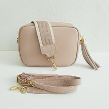 Lataa kuva Galleria-katseluun, ANGIE olkalaukussa on kaksi säädettävää olkahihnaa ja vetoketjukiinnitys. Tupsukoriste toimii vetimenä. Erittäin suosittu crossbody malli.
Materiaali: nahkaa
Väri: puuteri
Koko: pituus 20 cm, korkeus 15 cm, syvyys 7 cm.
Laukkuun kuuluu kaksi säädettävää olkahihnaa:
kapea nahkahihna kullanvärisillä pistolukoilla, leveys 2cm, säädettävä pituus 130 cm
leveä koristeellinen polyesteri/nahka hihna kullanvärisillä pistolukoilla, leveys 5,5 cm, säädettävä pituus max. 128 cm
Hoito-ohje: Voi suojat