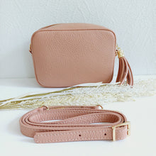 Lataa kuva Galleria-katseluun, ANGIE laukussa on säädettävää olkahihnaa ja vetoketjukiinnitys. Tupsukoriste toimii vetimenä. Erittäin suosittu crossbody malli. Väri: roosa