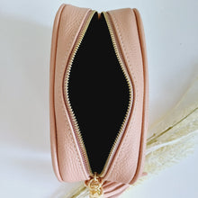 Lataa kuva Galleria-katseluun, ANGIE laukussa on säädettävää olkahihnaa ja vetoketjukiinnitys. Tupsukoriste toimii vetimenä. Erittäin suosittu crossbody malli. Väri: roosa