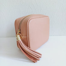 Lataa kuva Galleria-katseluun, ANGIE laukussa on säädettävää olkahihnaa ja vetoketjukiinnitys. Tupsukoriste toimii vetimenä. Erittäin suosittu crossbody malli. Väri: roosa