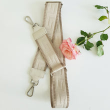 Lataa kuva Galleria-katseluun, ANGIE olkalaukussa on kaksi säädettävää olkahihnaa ja vetoketjukiinnitys. Tupsukoriste toimii vetimenä. Suosittu crossbody malli. Laukussa yski tasku ja pieni avotasku ja tekstiilivuorikangas. Materiaali: nahkaa Väri: luonnonvalkoinen Koko: pituus 20 cm, korkeus 15 cm, syvyys 7 cm.