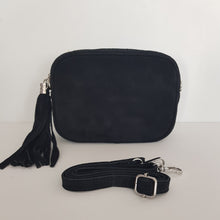 Lataa kuva Galleria-katseluun, ANGIE mokkanahkainen olkalaukku on minimalistisen tyylin ystävän valinta. Aito italialainen mokkanahka tuo laukkuun pehmeän ylellisyyden ja ajattoman eleganssin. Kompakti koko kätkee sisäänsä laadukkaan tekstiilivuorin ja sivussa olevan avotaskun, jossa pienet tavarat pysyvät järjestyksessä. Vetoketjukiinnitys ja tupsukoriste viimeistelevät yksityiskohdat. Säädettävä kapea nahkahihna tekee laukusta täydellisen arkeen, juhlaan ja matkalle – aina tyylikkäänä, aina käytännöllisenä.