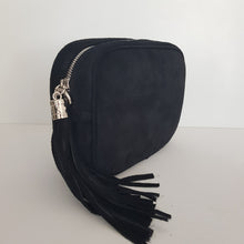 Lataa kuva Galleria-katseluun, ANGIE mokkanahkainen olkalaukku on minimalistisen tyylin ystävän valinta. Aito italialainen mokkanahka tuo laukkuun pehmeän ylellisyyden ja ajattoman eleganssin. Kompakti koko kätkee sisäänsä laadukkaan tekstiilivuorin ja sivussa olevan avotaskun, jossa pienet tavarat pysyvät järjestyksessä. Vetoketjukiinnitys ja tupsukoriste viimeistelevät yksityiskohdat. Säädettävä kapea nahkahihna tekee laukusta täydellisen arkeen, juhlaan ja matkalle – aina tyylikkäänä, aina käytännöllisenä.