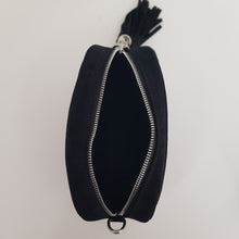 Lataa kuva Galleria-katseluun, ANGIE mokkanahkainen olkalaukku on minimalistisen tyylin ystävän valinta. Aito italialainen mokkanahka tuo laukkuun pehmeän ylellisyyden ja ajattoman eleganssin. Kompakti koko kätkee sisäänsä laadukkaan tekstiilivuorin ja sivussa olevan avotaskun, jossa pienet tavarat pysyvät järjestyksessä. Vetoketjukiinnitys ja tupsukoriste viimeistelevät yksityiskohdat. Säädettävä kapea nahkahihna tekee laukusta täydellisen arkeen, juhlaan ja matkalle – aina tyylikkäänä, aina käytännöllisenä.