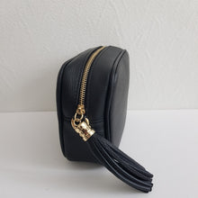 Lataa kuva Galleria-katseluun, ANGIE laukussa on kaksi säädettävää olkahihnaa ja vetoketjukiinnitys. Tupsukoriste toimii vetimenä. Erittäin suosittu crossbody malli. Väri: musta Koko: pituus 20 cm, korkeus 15 cm, syvyys 7 cm.