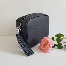 Lataa kuva Galleria-katseluun, ANGIE on kompakti mutta näyttävä crossbody, joka hurmaa ajattomalla muotoilullaan ja italialaisella laadulla. Laukussa on vetoketjukiinnitys ja kaunis tupsukoriste vetimenä. Sisällä on yksi lokero ja pieni avotasku (n. 13 × 9,5 cm) sekä laadukas tekstiilivuorikangas. Tämä malli on yksi suosituimmista olkalaukuistamme – täydellinen arkeen ja juhlaan.