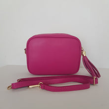 Lataa kuva Galleria-katseluun, ANGIE on kompakti mutta näyttävä crossbody, joka hurmaa ajattomalla muotoilullaan ja italialaisella laadulla. Laukussa on vetoketjukiinnitys ja kaunis tupsukoriste vetimenä. Tämä malli on yksi suosituimmista olkalaukuistamme – täydellinen arkeen ja juhlaan.
Materiaali: aitoa nahkaa
Väri: fuksia
Koko: 20 × 15 × 7 cm
Mukana kaksi säädettävää olkahihnaa:
Kapea nahkahihna kullanvärisillä pistolukoilla, leveys 2 cm, säädettävä pituus 128 cm
Leveä koristeellinen polyesteri/nahka-hihna kullanvärisillä pistoluk