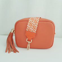 Lataa kuva Galleria-katseluun, Oranssi ANGIE olkalaukku on aitoa nahkaa. Laukussa on kaksi säädettävää olkahihnaa ja vetoketjukiinnitys. Tupsukoriste toimii vetimenä. Suosittu crossbody malli.