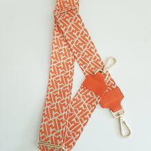 Lataa kuva Galleria-katseluun, Oranssi ANGIE olkalaukku on aitoa nahkaa. Laukussa on kaksi säädettävää olkahihnaa ja vetoketjukiinnitys. Tupsukoriste toimii vetimenä. Suosittu crossbody malli.