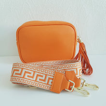 Lataa kuva Galleria-katseluun, Oranssi ANGIE olkalaukku on aitoa nahkaa. Laukussa on kaksi säädettävää olkahihnaa ja vetoketjukiinnitys. Tupsukoriste toimii vetimenä. Suosittu crossbody malli.