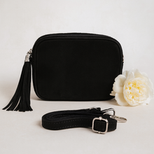 Lataa kuva Galleria-katseluun, ANGIE mokkanahkainen olkalaukku on minimalistisen tyylin ystävän valinta. Aito italialainen mokkanahka tuo laukkuun pehmeän ylellisyyden ja ajattoman eleganssin. Kompakti koko kätkee sisäänsä laadukkaan tekstiilivuorin ja sivussa olevan avotaskun, jossa pienet tavarat pysyvät järjestyksessä. Vetoketjukiinnitys ja tupsukoriste viimeistelevät yksityiskohdat. Säädettävä kapea nahkahihna tekee laukusta täydellisen arkeen, juhlaan ja matkalle – aina tyylikkäänä, aina käytännöllisenä.