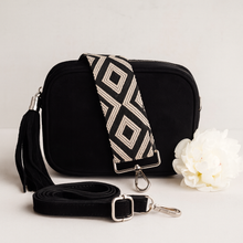 Lataa kuva Galleria-katseluun, Pieni laukku, suuri vaikutus.
ANGIE mokkanahkaisena yhdistää rennon boheemin tunnelman ja italialaisen laadun.
Vaihtamalla hihnaa vaihdat hetkessä koko fiiliksen.