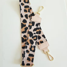 Lataa kuva Galleria-katseluun, ANGIE olkalaukku on aitoa nahkaa. Laukussa on kaksi säädettävää olkahihnaa ja vetoketjukiinnitys. Tupsukoriste toimii vetimenä. Suosittu crossbody malli.
Väri: puuteri nahka
Koko: pituus 20 cm, korkeus 15 cm, syvyys 7 cm.
Laukkuun kuuluu kaksi säädettävää olkahihnaa:
kapea nahkahihna kullanvärisillä pistolukoilla, leveys 2 cm, säädettävä pituus 128 cm
leveä koristeellinen polyesteri/nahka hihna kullanvärisillä pistolukoilla, leveys 5,5 cm, säädettävä pituus max. 128 cm
Hoito-ohje: Voi suojat