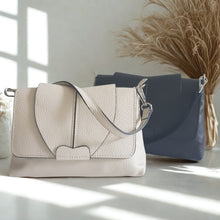 Lataa kuva Galleria-katseluun, ANISA nahkalaukku hopeilla lukoilla. Laukussa on yksi vetoketjullinen tasku, sisältä löytyy myös vetoketjullinen piilotasku. Magneettilukon kiinnitys.