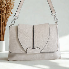 Lataa kuva Galleria-katseluun, ANISA nahkalaukku hopeilla lukoilla. Laukussa on yksi vetoketjullinen tasku, sisältä löytyy myös vetoketjullinen piilotasku. Magneettilukon kiinnitys.