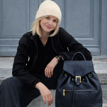 Lataa kuva Galleria-katseluun, Tarvitsetko tyylikkään ja käytännöllisen repun? BEA nahkareppu on täydellinen valinta! Kiristysnyöri ja magneettiläppä takaavat helpon sulkemisen, ja vetoketjulliset sisä- ja etutaskut pitävät tärkeimmät tavarasi käden ulottuvilla. 