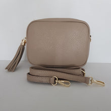 Lataa kuva Galleria-katseluun, ANGIE laukussa on säädettävä olkahihna ja vetoketjukiinnitys. Tupsukoriste toimii vetimenä. Erittäin suosittu crossbody malli.
Väri: beige
Materiaali: aito nahka
Koko: pituus 20 cm, korkeus 15 cm, syvyys 7 cm.
Kapea nahkahihna kullanvärisillä pistolukoilla, leveys 2 cm, säädettävä pituus 130 cm
Hoito-ohje: Voi suojata nahalle sopivalla suojausaineella ennen käyttöönottoa. Puhdistetaan kostealla liinalla.
Valmistettu Italiassa