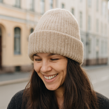 Lataa kuva Galleria-katseluun, LUCY - pipo, joka hurmaa pehmeydellään. Suloisen lämpöinen ja kevyt LUCY on angora- ja villasekoitteesta neulottu pipo, joka tuntuu pehmeältä ja ylelliseltä päässä. Leveä kääntöreuna antaa modernin ilmeen ja pitää korvat erityisen lämpiminä.