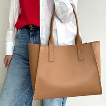 Lataa kuva Galleria-katseluun, Upea tyylikäs BELLA ECO olkalaukku mihin mahtuu kaikki tarvittavat tavarat tietokoneesta lähtien. Laukussa kaunis tikkaus reunoissa. Laukussa yksi iso tasku ja vetoketjullinen piilotasku, sulkijana magneetti lukitus. Materiaali: 58 % kierrätys nahka, 25 % polyesteri, 17 % polyuretaani Ainutlaatuiset valmistusmateriaalit antavat laukulle kestävyyttä ja samalla myös ympäristöystävällisyyttä. Koko: 41 cm x 28 cm x 13 cm Valmistusmaa Italia