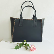 Lataa kuva Galleria-katseluun, Upea tyylikäs BELLA ECO olkalaukku mihin mahtuu kaikki tarvittavat tavarat tietokoneesta lähtien. Laukussa kaunis tikkaus reunoissa. Laukussa yksi iso tasku ja vetoketjullinen piilotasku, sulkijana magneetti lukitus. Materiaali: 58 % kierrätys nahka, 25 % polyesteri, 17 % polyuretaani Ainutlaatuiset valmistusmateriaalit antavat laukulle kestävyyttä ja samalla myös ympäristöystävällisyyttä. Koko: 41 cm x 28 cm x 13 cm Valmistusmaa Italia