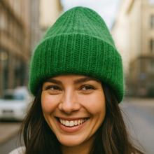 Lataa kuva Galleria-katseluun, LUCY - pipo, joka hurmaa pehmeydellään. Suloisen lämpöinen ja kevyt LUCY on angora- ja villasekoitteesta neulottu pipo, joka tuntuu pehmeältä ja ylelliseltä päässä. Leveä kääntöreuna antaa modernin ilmeen ja pitää korvat erityisen lämpiminä.