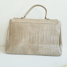 Lataa kuva Galleria-katseluun, Tyylikäs CARINA nahkalaukku, laukussa on säädettävä olkahihna, sisällä kaksi lokeroa, keskellä ja sivussa vetoketjulliset taskut. Väri: luonnonvalkoinen Kaunis kullanvärinen lukkokiinnitys bambu koristeella. Koko: pituus 36 cm, korkeus 24 cm, syvyys 14 cm Hihna : leveys 4, 5 cm max pituus 103 cm Materiaali: nahka Valmistusmaa Italia