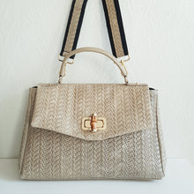 Lataa kuva Galleria-katseluun, Tyylikäs CARINA nahkalaukku, laukussa on säädettävä olkahihna, sisällä kaksi lokeroa, keskellä ja sivussa vetoketjulliset taskut. Väri: luonnonvalkoinen Kaunis kullanvärinen lukkokiinnitys bambu koristeella. Koko: pituus 36 cm, korkeus 24 cm, syvyys 14 cm Hihna : leveys 4, 5 cm max pituus 103 cm Materiaali: nahka Valmistusmaa Italia